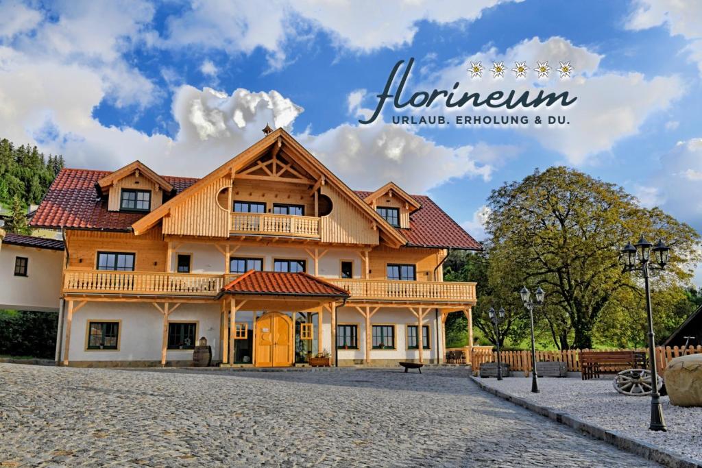 un grand bâtiment avec un toit en bois dans l'établissement Florineum, à Weyregg