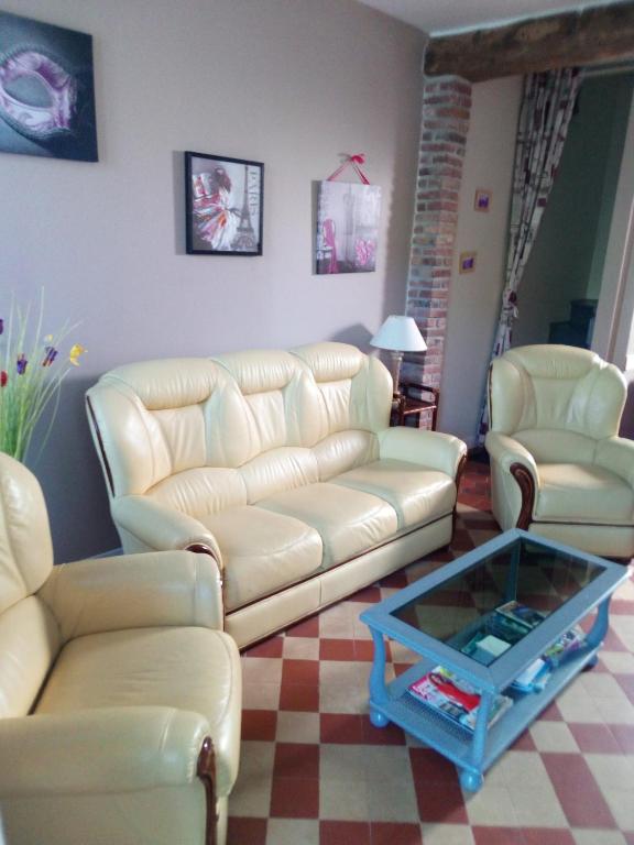 - un salon avec un canapé, deux chaises et une table basse dans l'établissement maison floréal, à Criel-sur-Mer