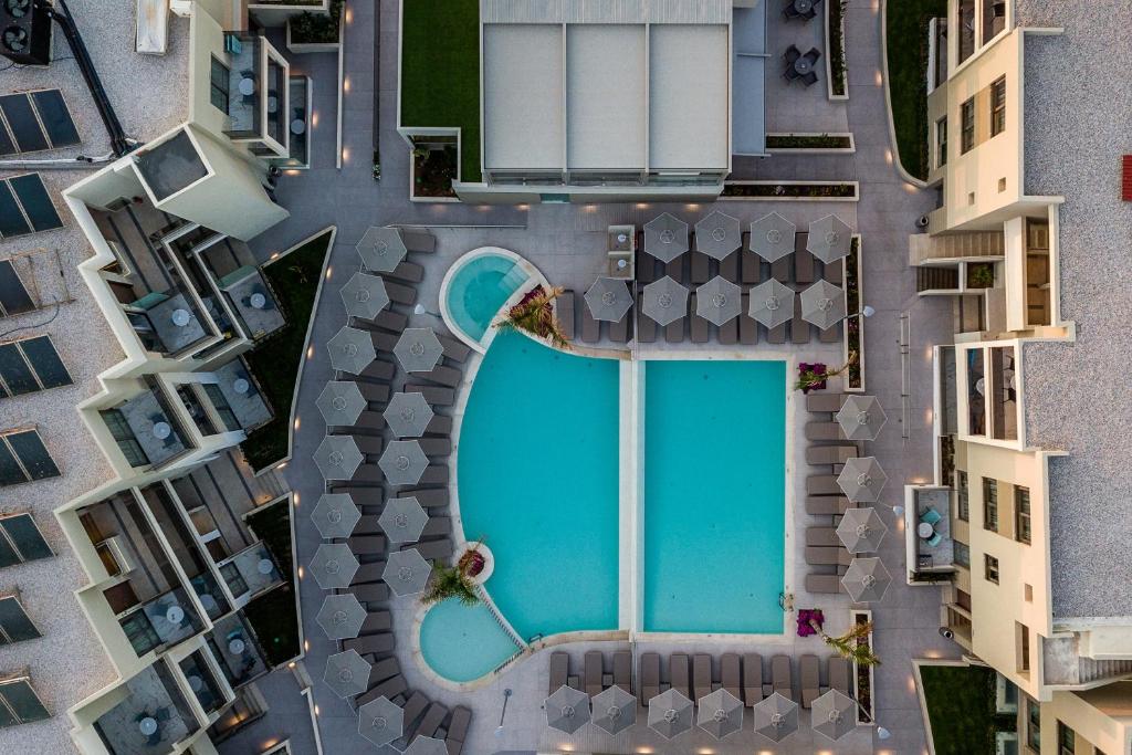 Bazén v ubytování Porto Platanias Beach Luxury Selection - Adults Only nebo v jeho okolí