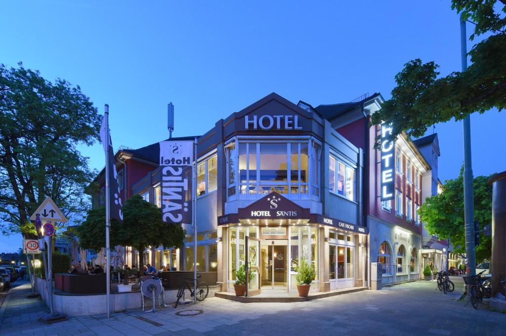 un edificio de hotel en una calle de la ciudad por la noche en Hotel Säntis en Múnich