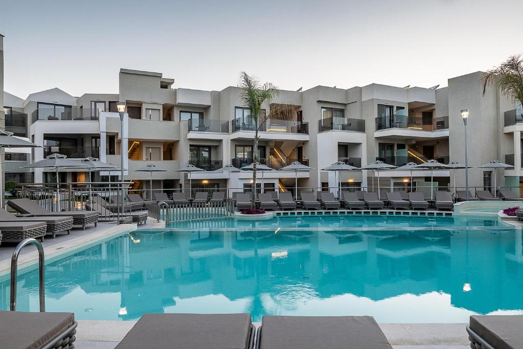 Bazén v ubytování Porto Platanias Beach Luxury Selection - Adults Only nebo v jeho okolí