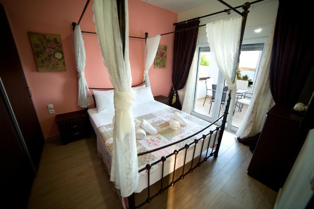 Postel nebo postele na pokoji v ubytování GoldenHill Studios&apartments