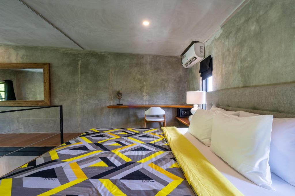 Tempat tidur dalam kamar di Berawa Loft by Betterplace