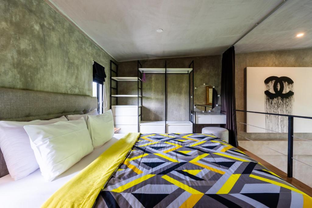 Tempat tidur dalam kamar di Berawa Loft by Betterplace