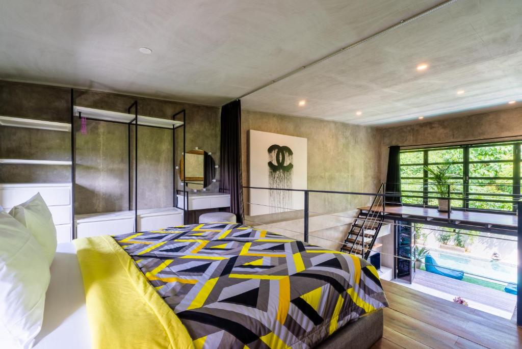 Tempat tidur dalam kamar di Berawa Loft by Betterplace
