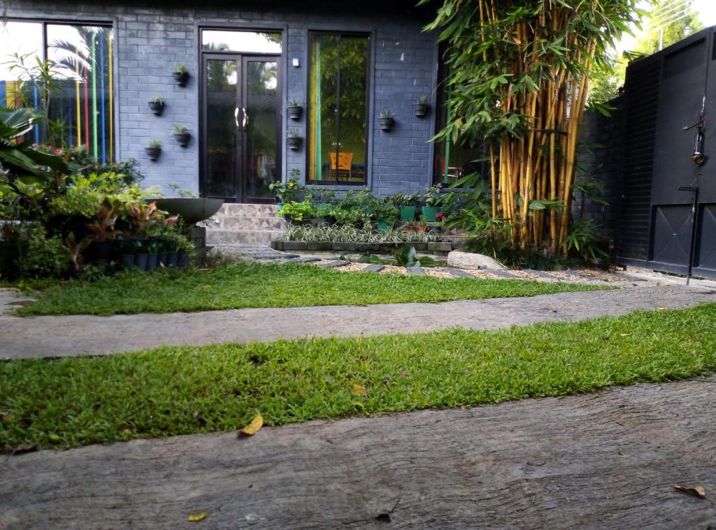 una casa con una puerta delantera y un patio en Mango Roots en Gampaha