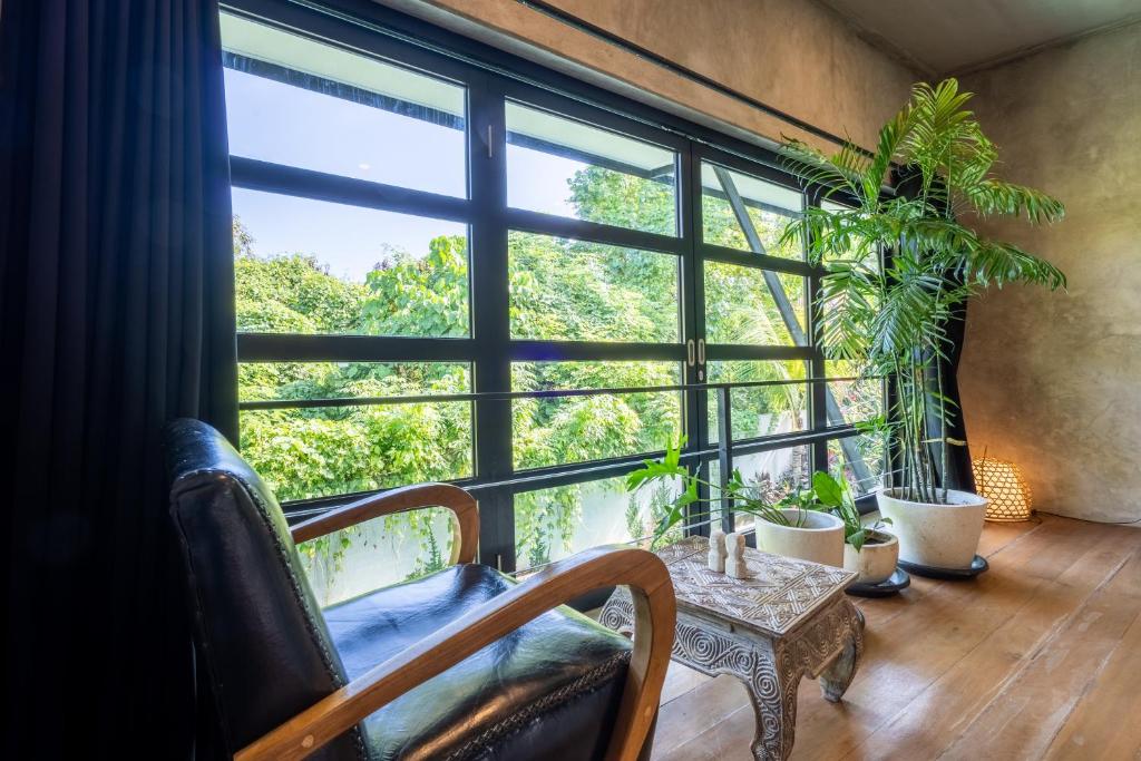 Area tempat duduk di Berawa Loft by Betterplace