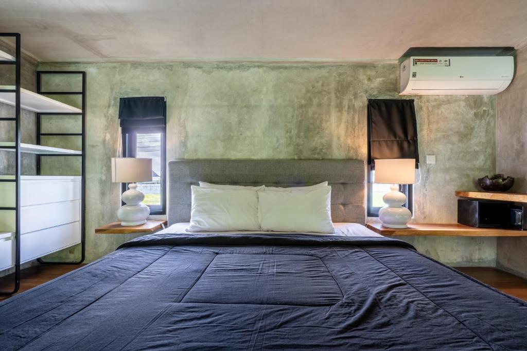 Tempat tidur dalam kamar di Berawa Loft by Betterplace