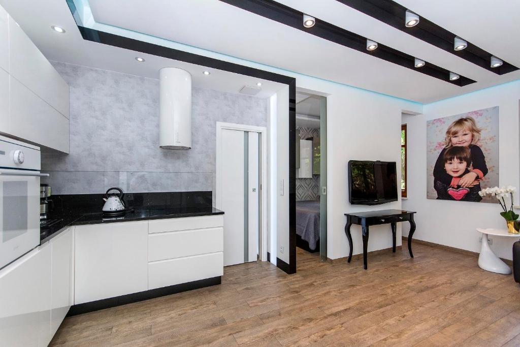 Kuchyňa alebo kuchynka v ubytovaní Przy plaży - Neptun Park by OneApartments