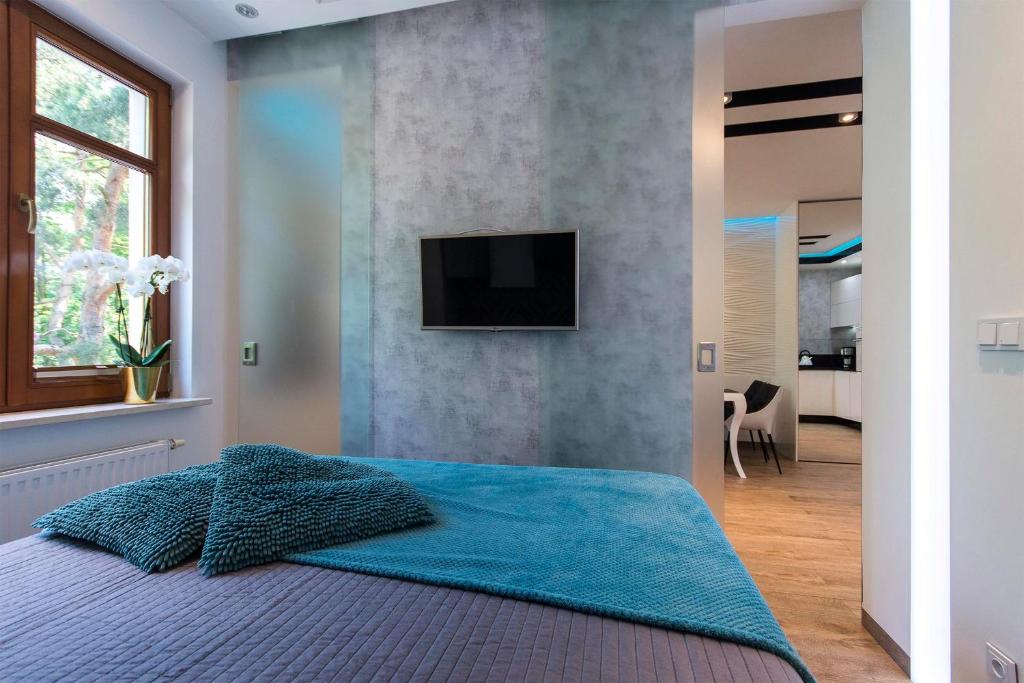 Televízia a/alebo spoločenská miestnosť v ubytovaní Przy plaży - Neptun Park by OneApartments