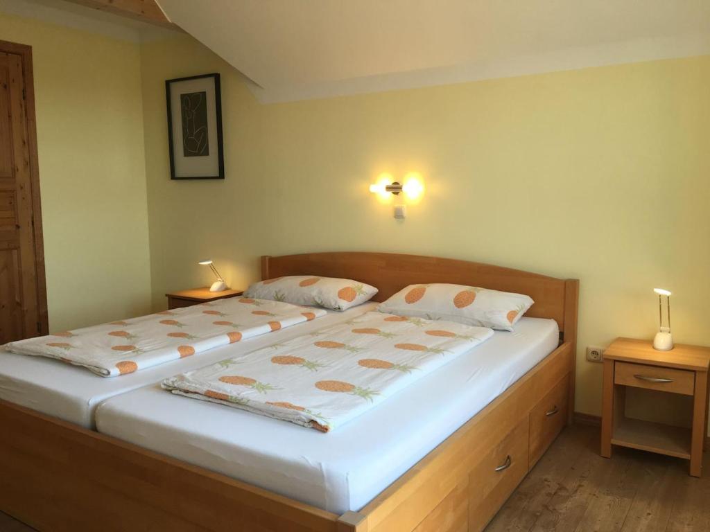 Postel nebo postele na pokoji v ubytování Holzferienhaus