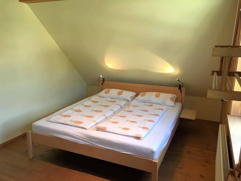 Postel nebo postele na pokoji v ubytování Holzferienhaus