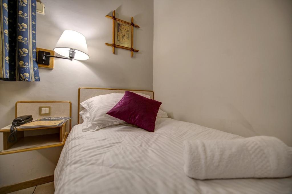 Postel nebo postele na pokoji v ubytování Sliema Chalet Hotel