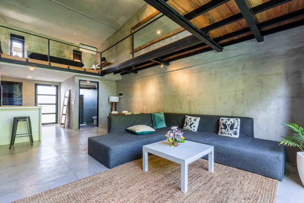 Area tempat duduk di Berawa Loft by Betterplace