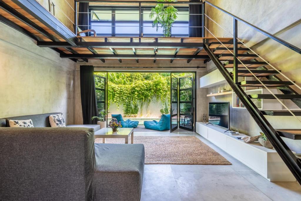 Area tempat duduk di Berawa Loft by Betterplace