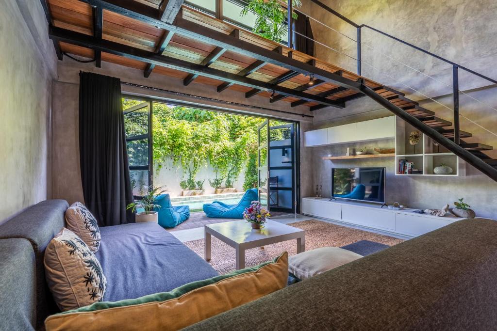 Area tempat duduk di Berawa Loft by Betterplace