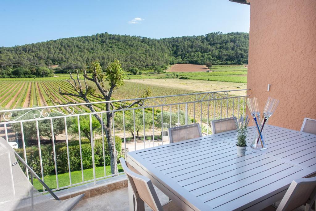 een eettafel met uitzicht op een wijngaard bij Chateau de Sainte Croix in Carcès