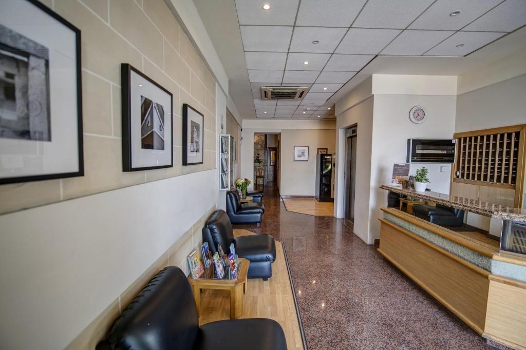 Posezení v ubytování Sliema Chalet Hotel