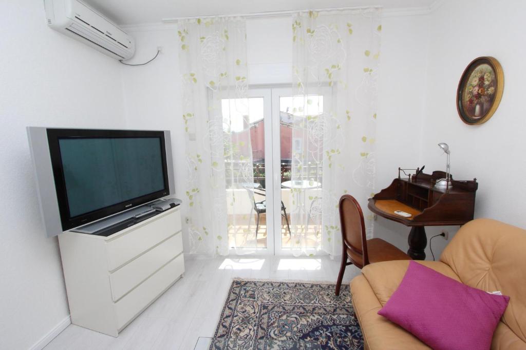 Telewizja i/lub zestaw kina domowego w obiekcie Rooms and Apartments Sally