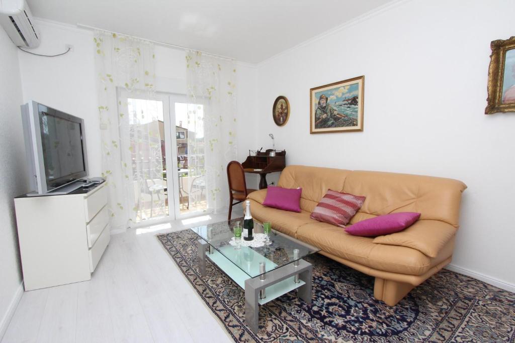 Telewizja i/lub zestaw kina domowego w obiekcie Rooms and Apartments Sally