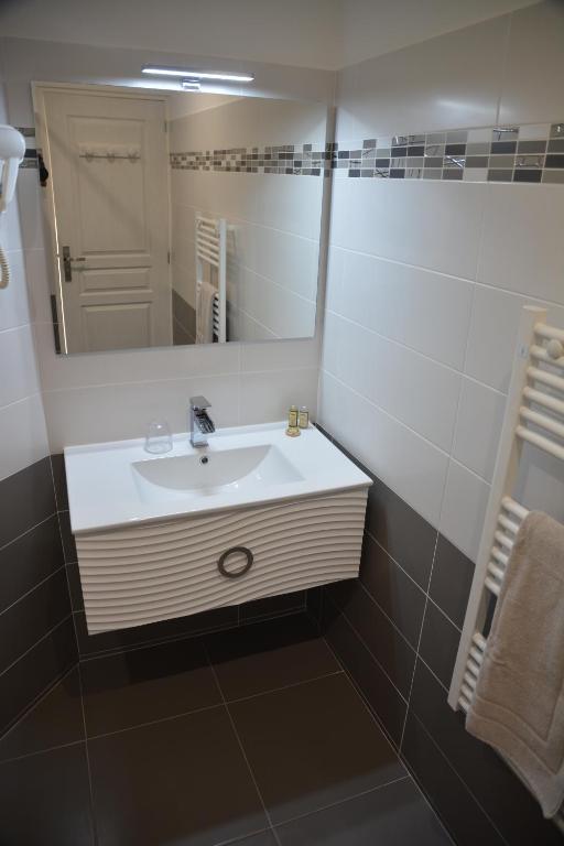la maison du saussoy - Kamer Met Kingsize Bed En Uitzicht Op De Tuin