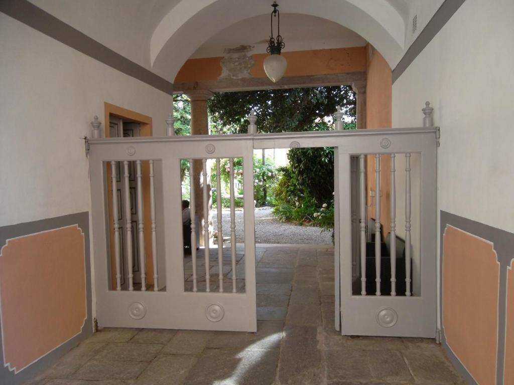 uma porta de entrada para uma casa com um portão em Vesna Loft in Luino em Luino