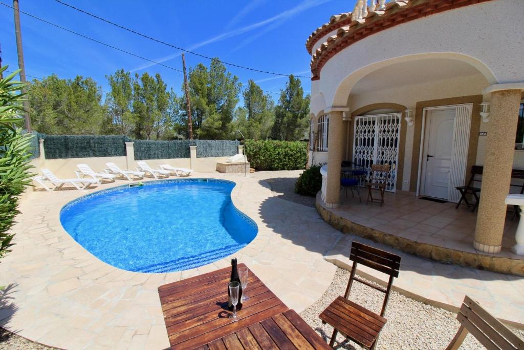 Bazén v ubytování Maison, piscine privée, wifi, Plages Las Tres Calas. LOCAMAR Jessica nebo v jeho okolí