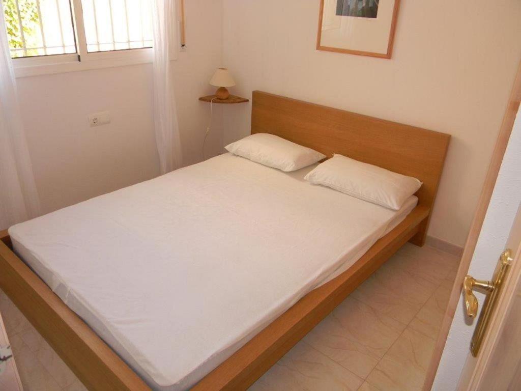 Postel nebo postele na pokoji v ubytování Maison, piscine privée, wifi, Plages Las Tres Calas. LOCAMAR Jessica