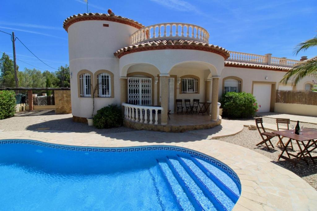 Bazén v ubytování Maison, piscine privée, wifi, Plages Las Tres Calas. LOCAMAR Jessica nebo v jeho okolí