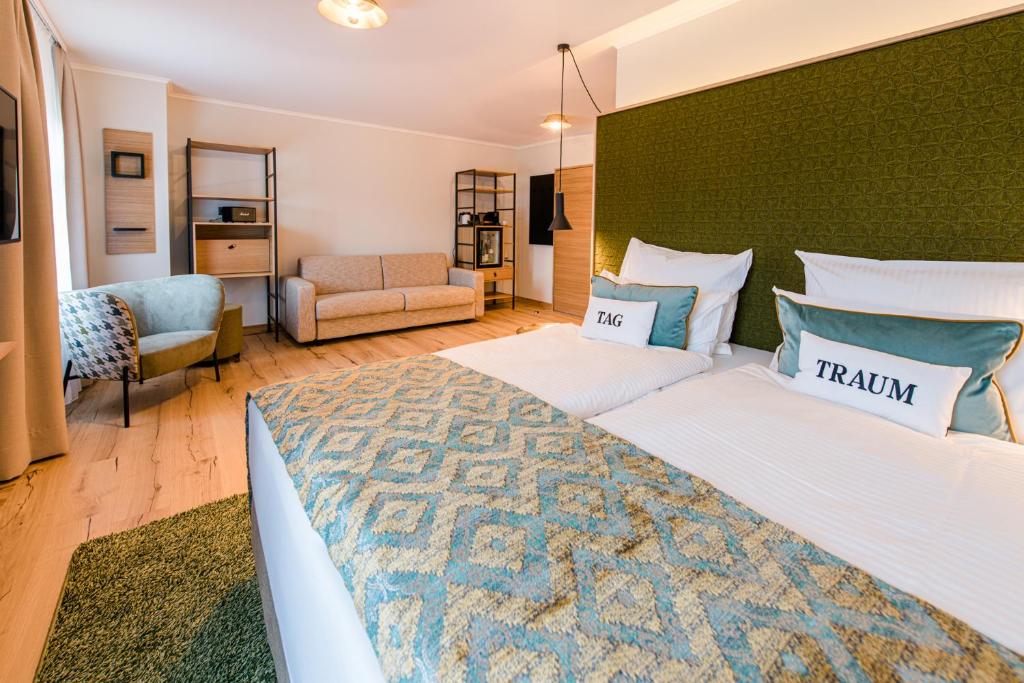Postel nebo postele na pokoji v ubytování Weinhotel Freylich Zahn