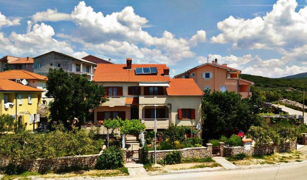 un grupo de casas al lado de una calle en Apartments Nice View, en Krk