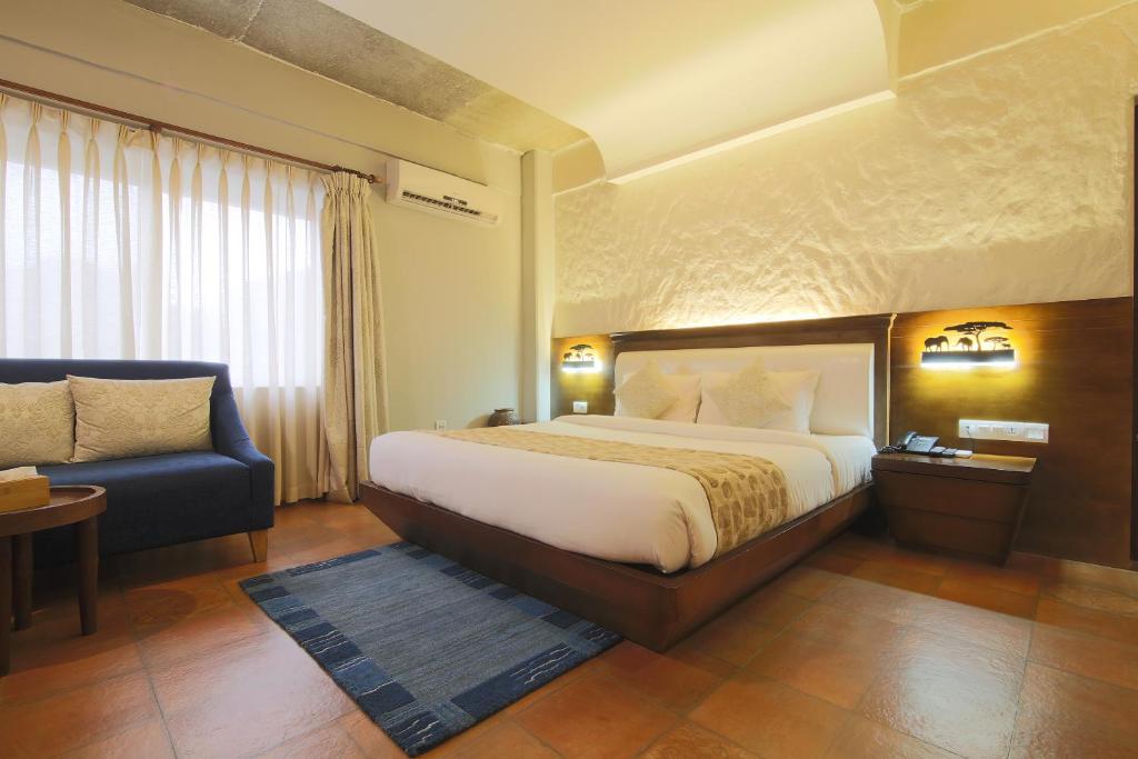 Llit o llits en una habitació de Teeka Resort Suites & Spa