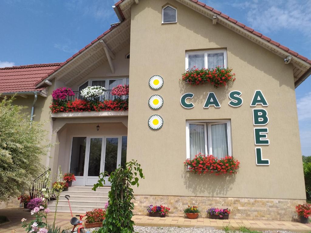 Pensiunea ABEL في Mihai Viteazu: منزل به علامة تشير إلى أن كازا بيلا