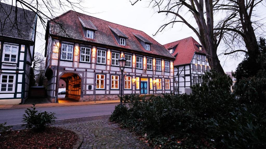 ein großes Gebäude mit vielen Fenstern auf einer Straße in der Unterkunft Hotel zur Fürstabtei in Herford