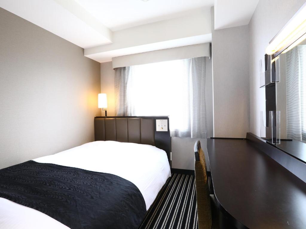 Postel nebo postele na pokoji v ubytování APA Hotel Ginza Takaracho Tokyo Eki Yaesu Minamiguchi