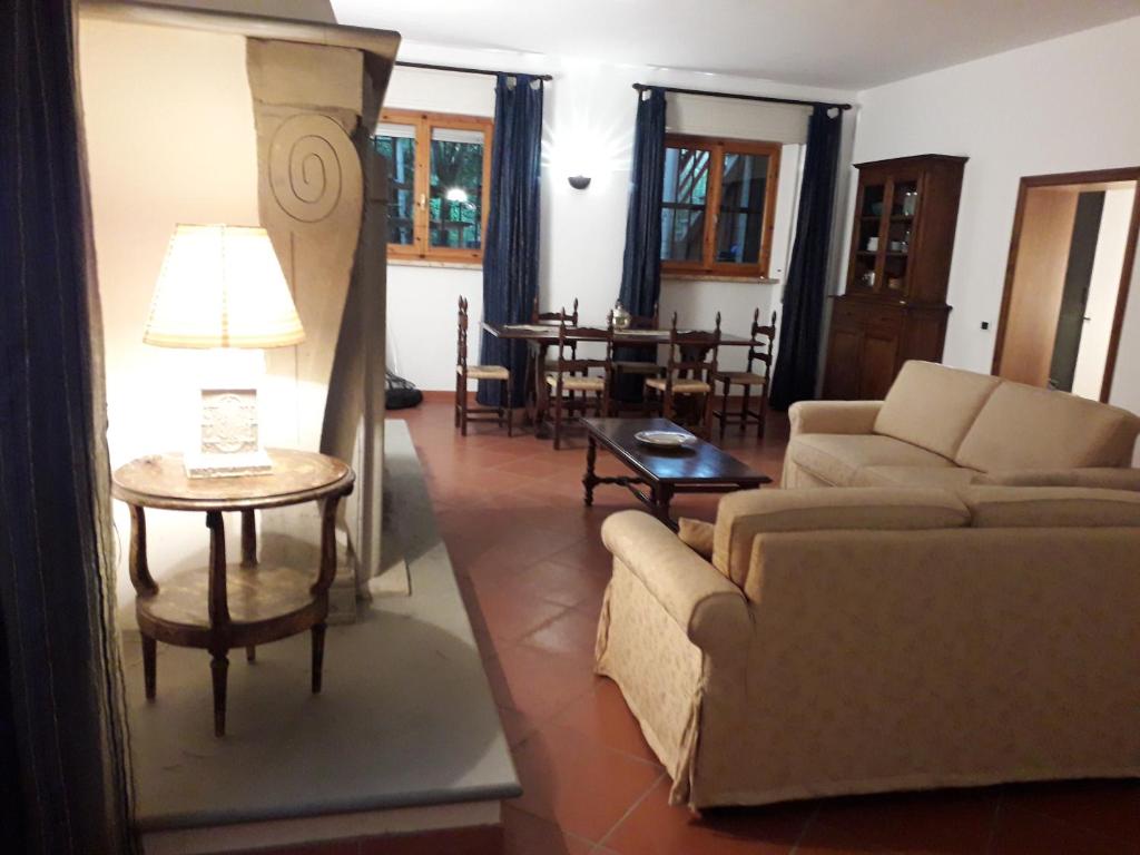sala de estar con sofá y mesa en Villa Biagi, en San Vincenzo