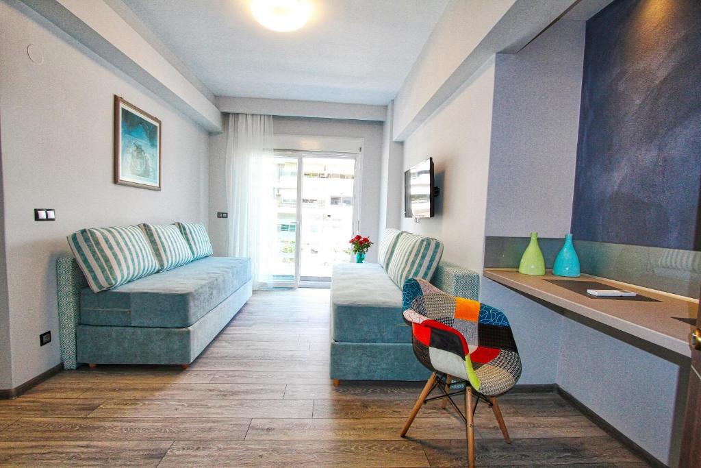 uma sala de estar com um sofá e uma cadeira em kon&kona kavala em Kavala