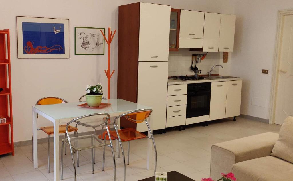 A kitchen or kitchenette at Appartamento a due passi dal mare