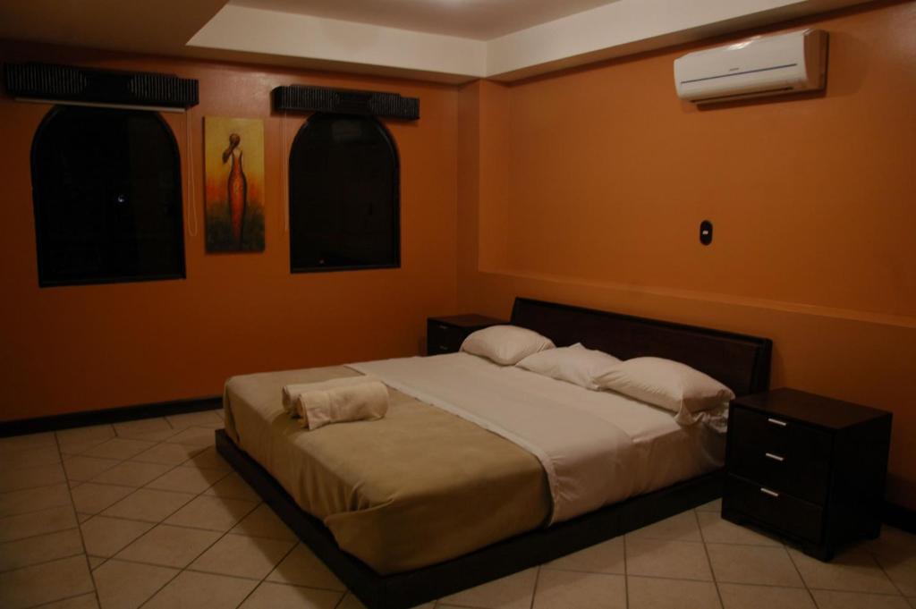 Postel nebo postele na pokoji v ubytování Alajuela Backpackers Airport Hostel