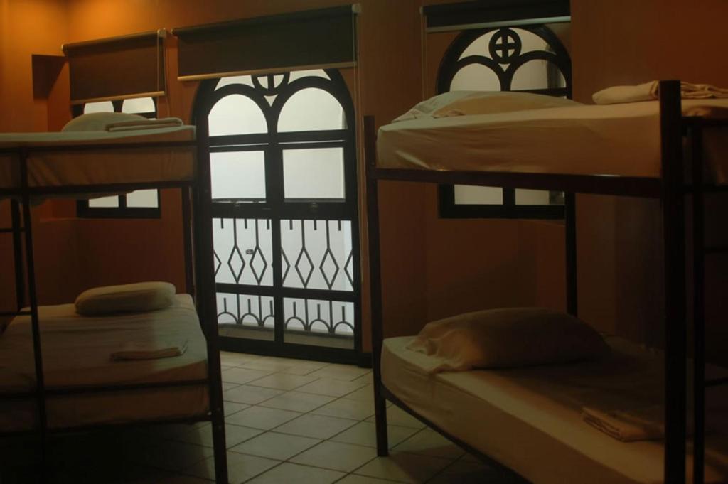 Postel nebo postele na pokoji v ubytování Alajuela Backpackers Airport Hostel