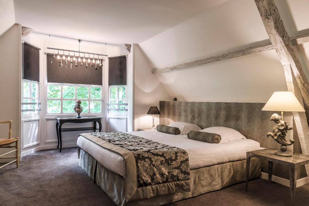 Postel nebo postele na pokoji v ubytování Hôtel Château Cléry