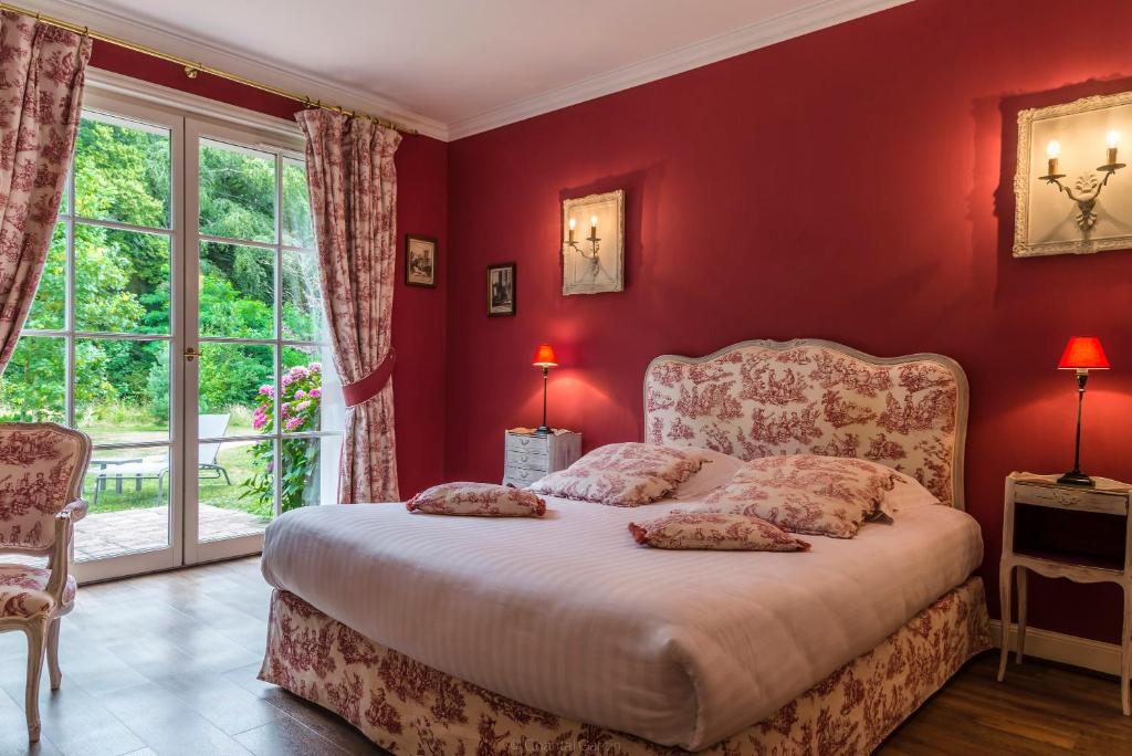 Postel nebo postele na pokoji v ubytování Hôtel Château Cléry
