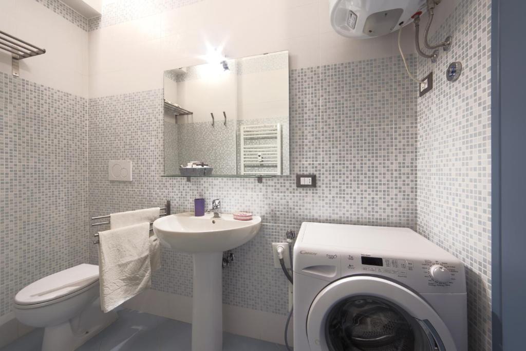 łazienka z pralką w obiekcie PadovaResidence Apartments - vicino Cappella degli Scrovegni e Ospedale w Padwie