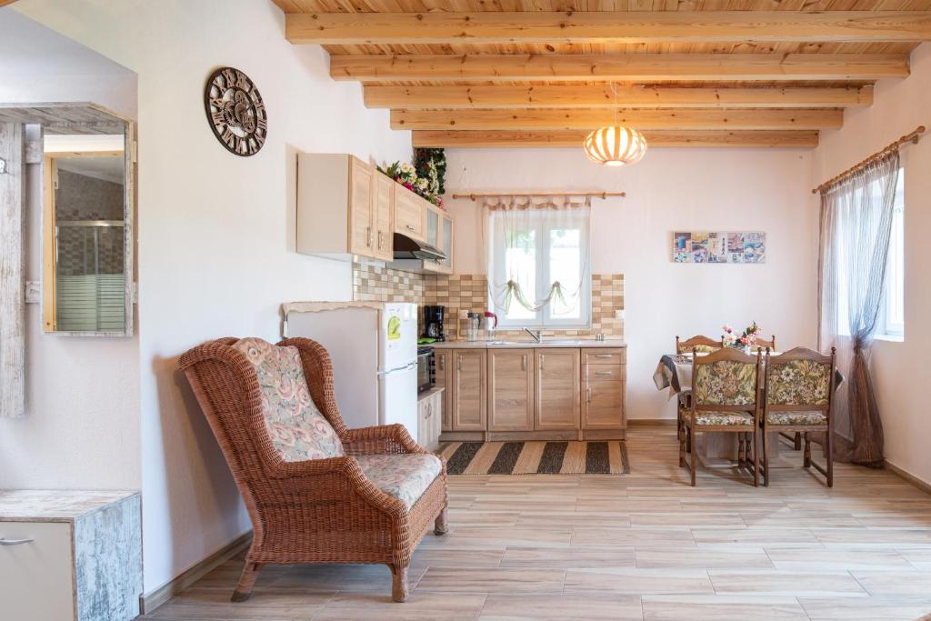 Kuchyň nebo kuchyňský kout v ubytování Pratsas House