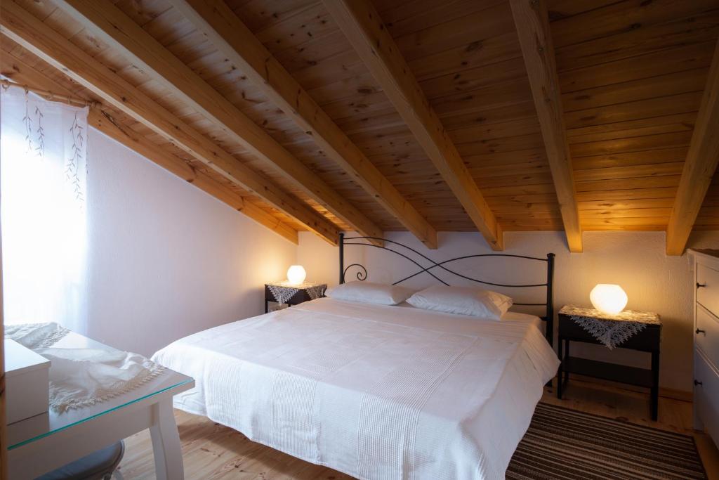 Postel nebo postele na pokoji v ubytování Pratsas House