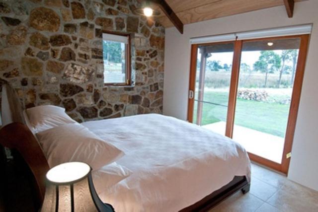 Postel nebo postele na pokoji v ubytování Adventure Bay Retreat Bruny Island