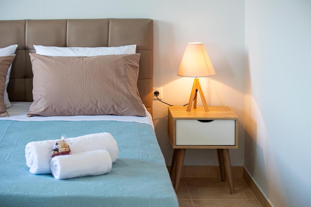 Łóżko lub łóżka w pokoju w obiekcie Antigone Apartments Argostoli (Spilia) 2