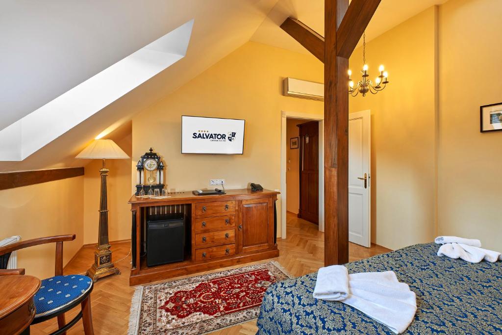 Una cama o camas en una habitación de Salvator Hotel