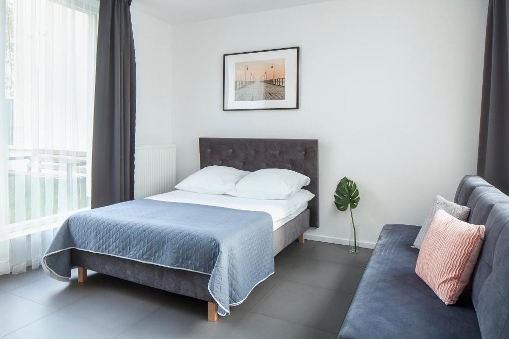 Un pat sau paturi într-o cameră la Sleepy3city Apartments Batorego 9 II