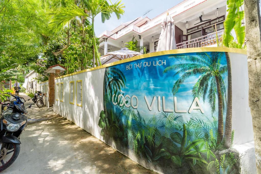 um mural numa parede em frente a uma villa em An Bang Coco Villa em Hoi An